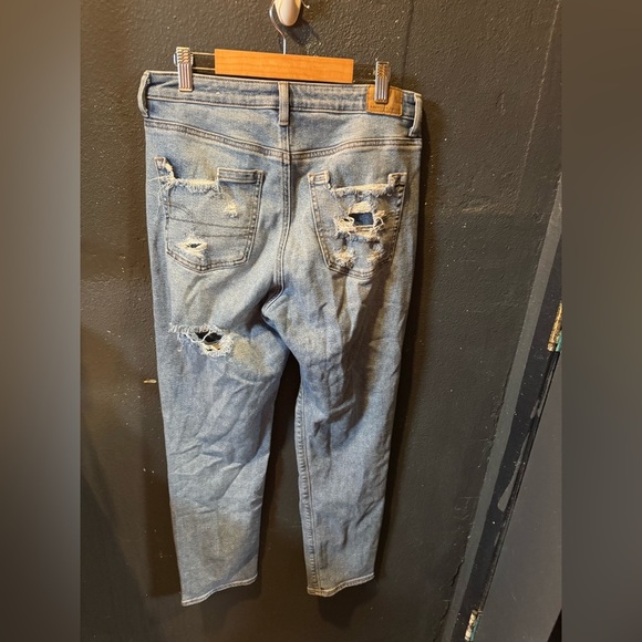 American Eagle Light Wash Distressed Mom Jeans Size 4 - Picture 3 of 5